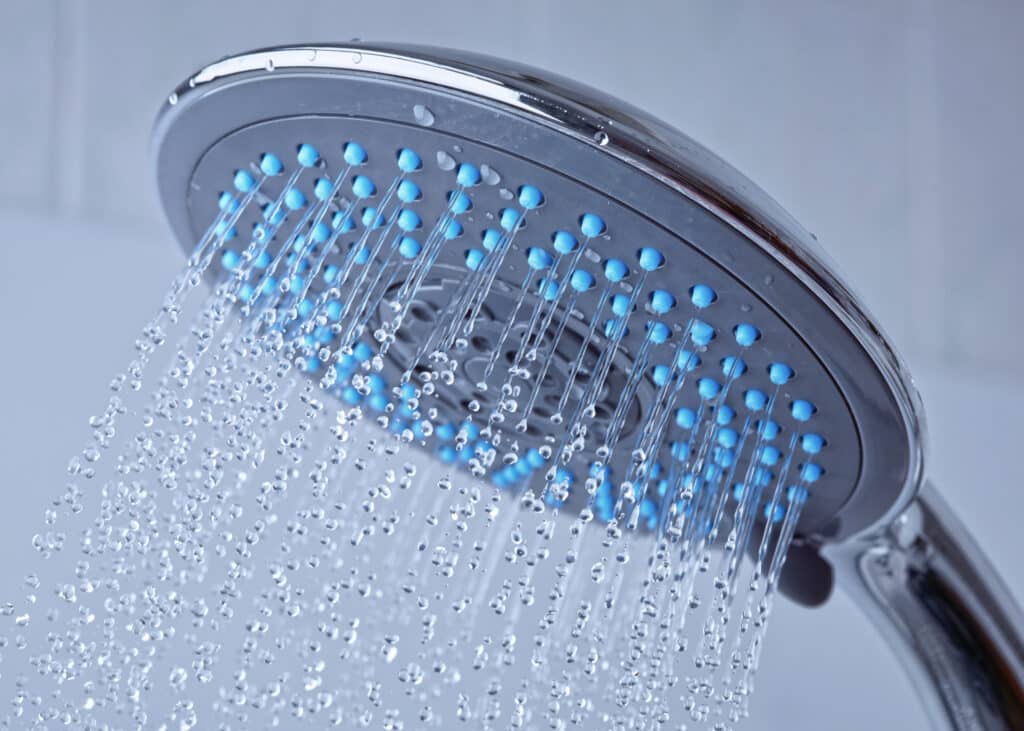 Choosing Between Traditional and Smart Showerheads